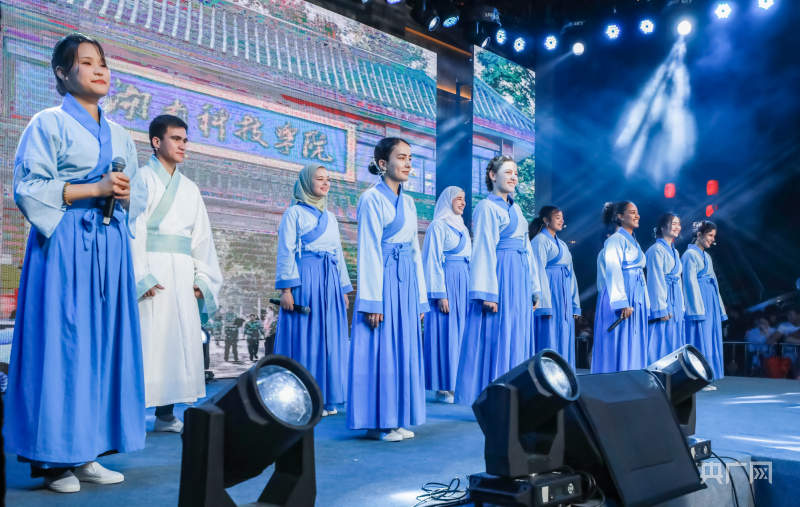 央广网：千亿平台留学生团队表演《千年古...
